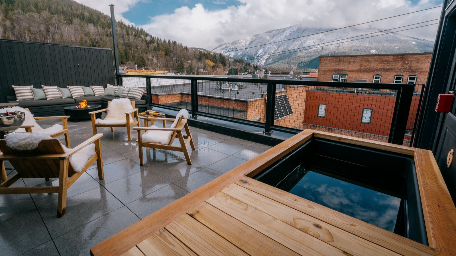 Luxury-Ski-Revelstoke-Revelstoke Lodge - Oxford Ski - Hot tub.jpg