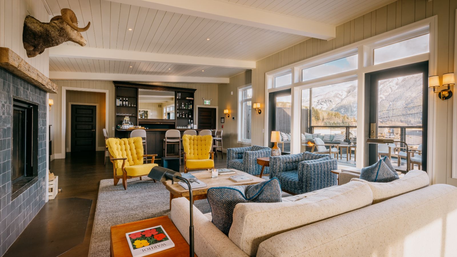 Luxury-Ski-Revelstoke-Revelstoke Lodge - Oxford Ski - Lounge (3).jpg