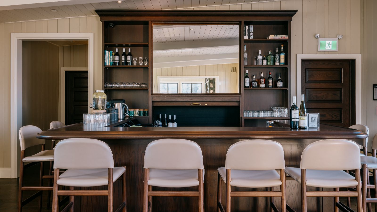 Luxury-Ski-Revelstoke-Revelstoke Lodge - Oxford Ski - Bar.jpg