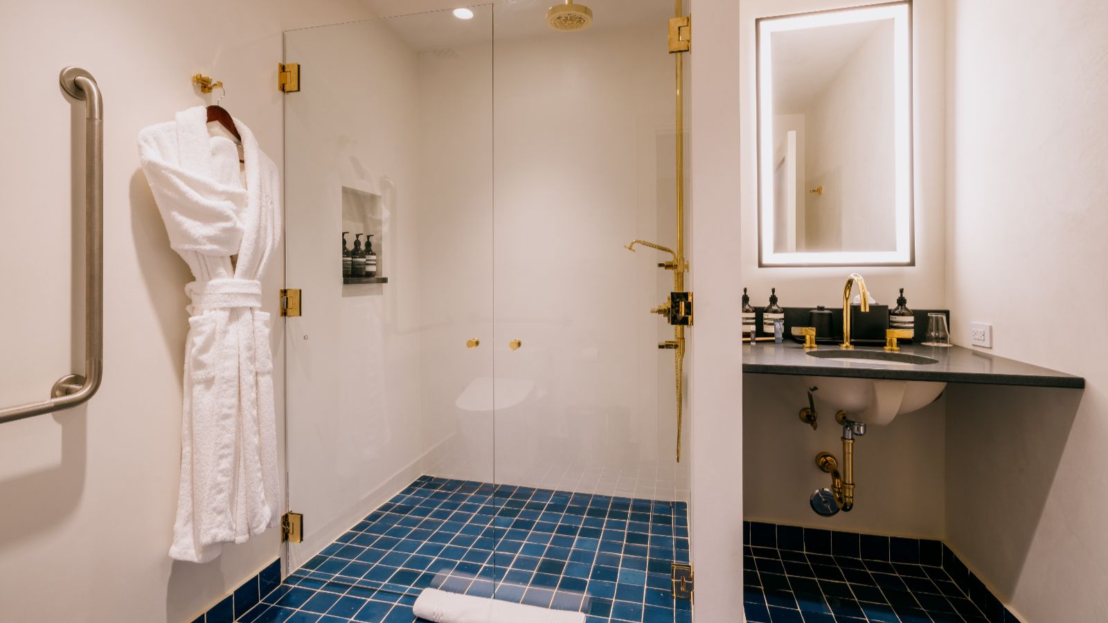 Luxury-Ski-Revelstoke-Revelstoke Lodge - Oxford Ski - Bathroom (2).jpg