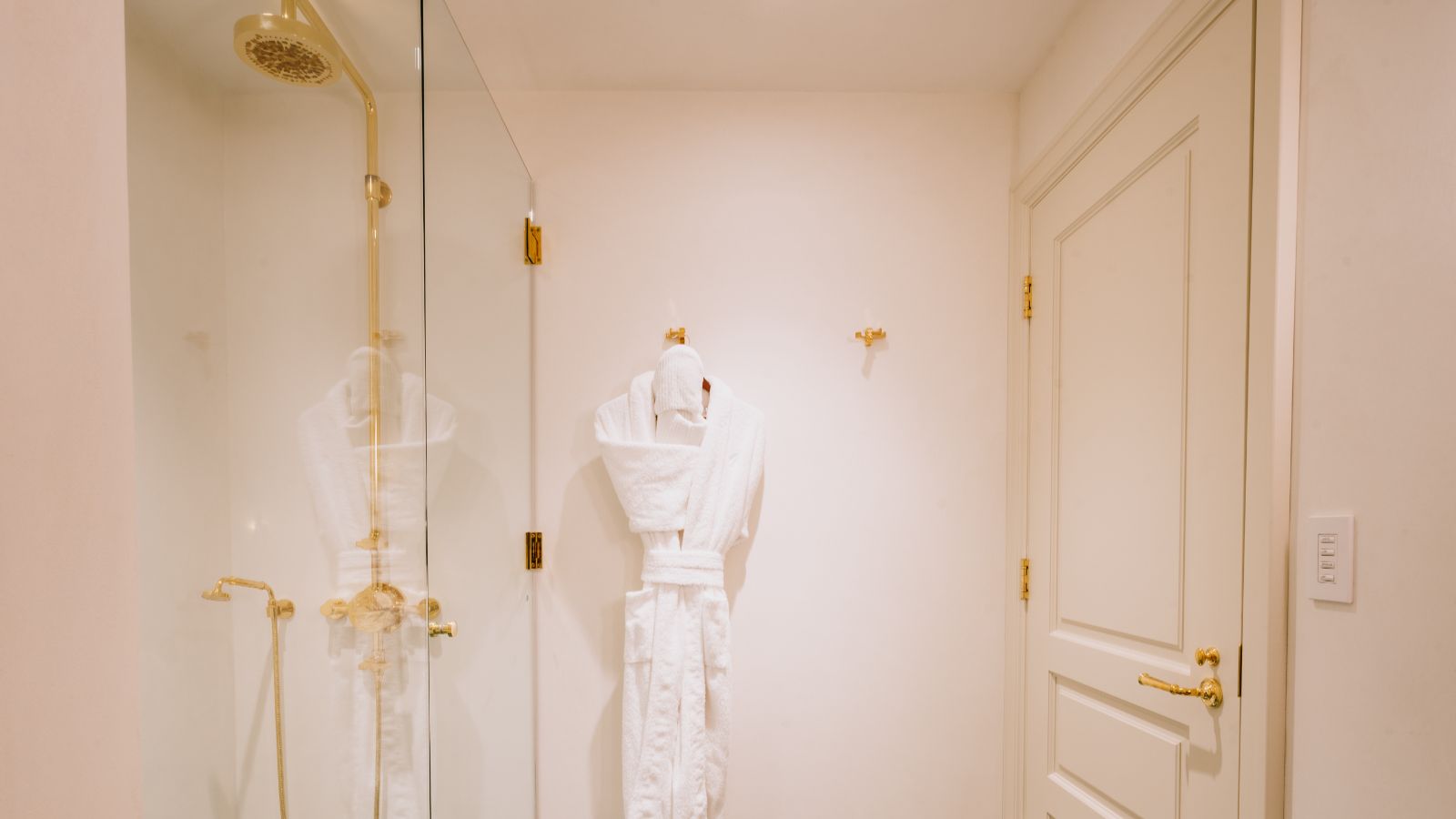 Luxury-Ski-Revelstoke-Revelstoke Lodge - Oxford Ski - Bathroom.jpg