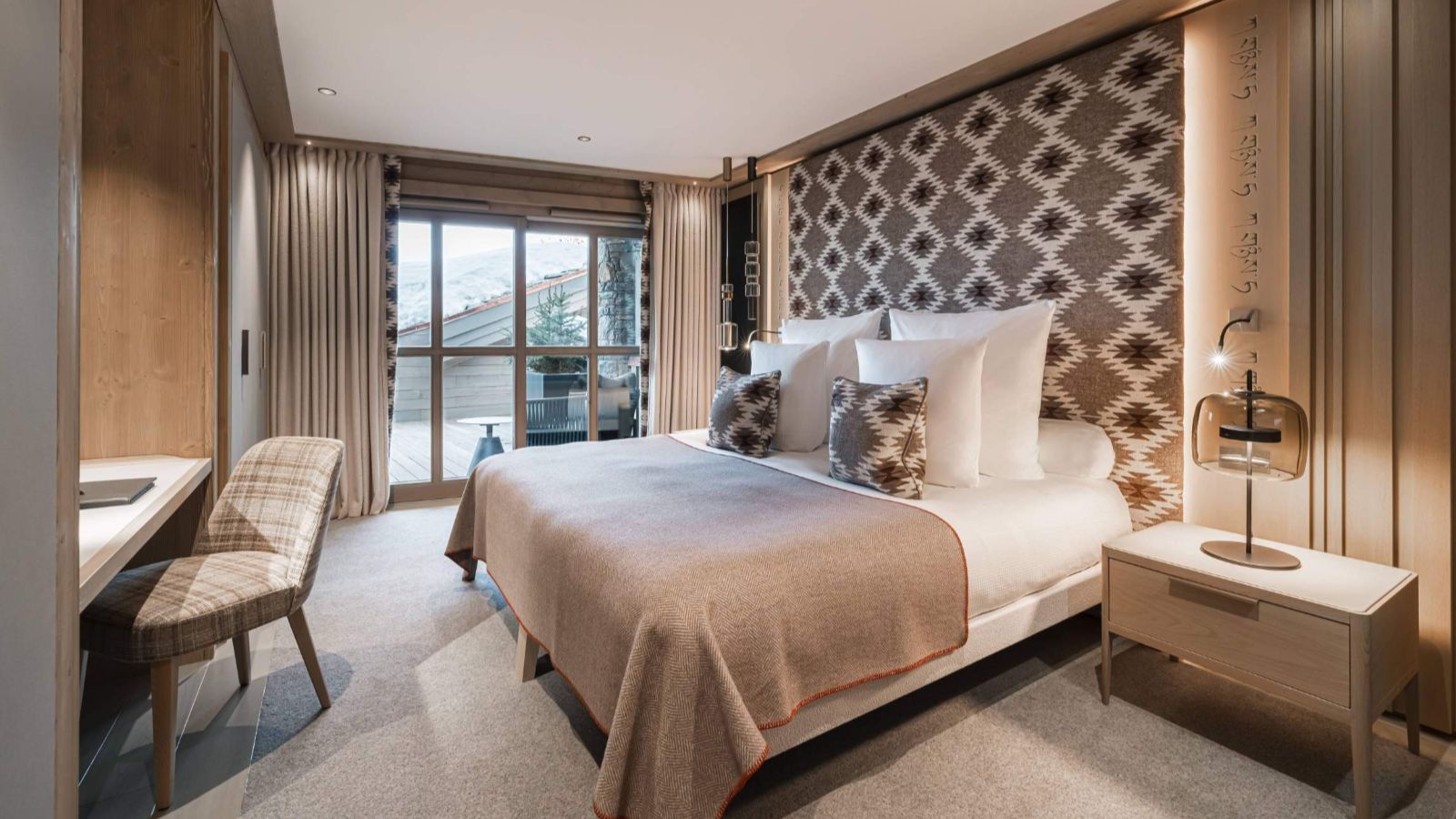 Luxury-Ski-Chalet-Courchevel-1850-K2-Palace-K7-Suite-Oxford-Ski-Bedroom (5).jpg