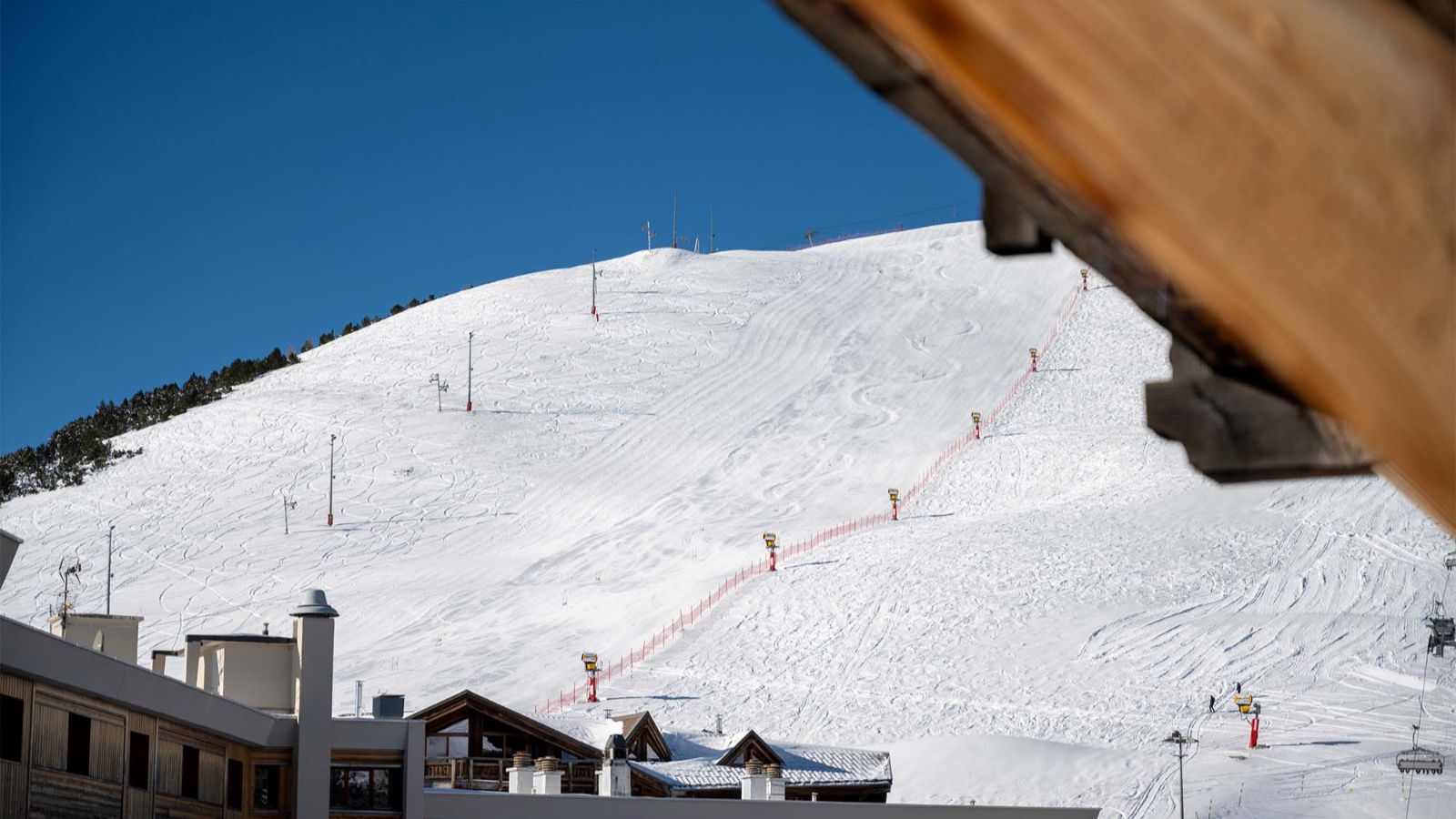 Luxury-Ski- Alped'Huez-ChaletLeManoir-Oxford Ski Company-Piste.jpg