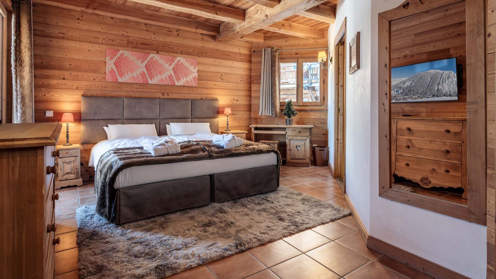 Luxury-Ski- Alped'Huez-ChaletLeManoir-Oxford Ski Company-Bedroom (2).jpg