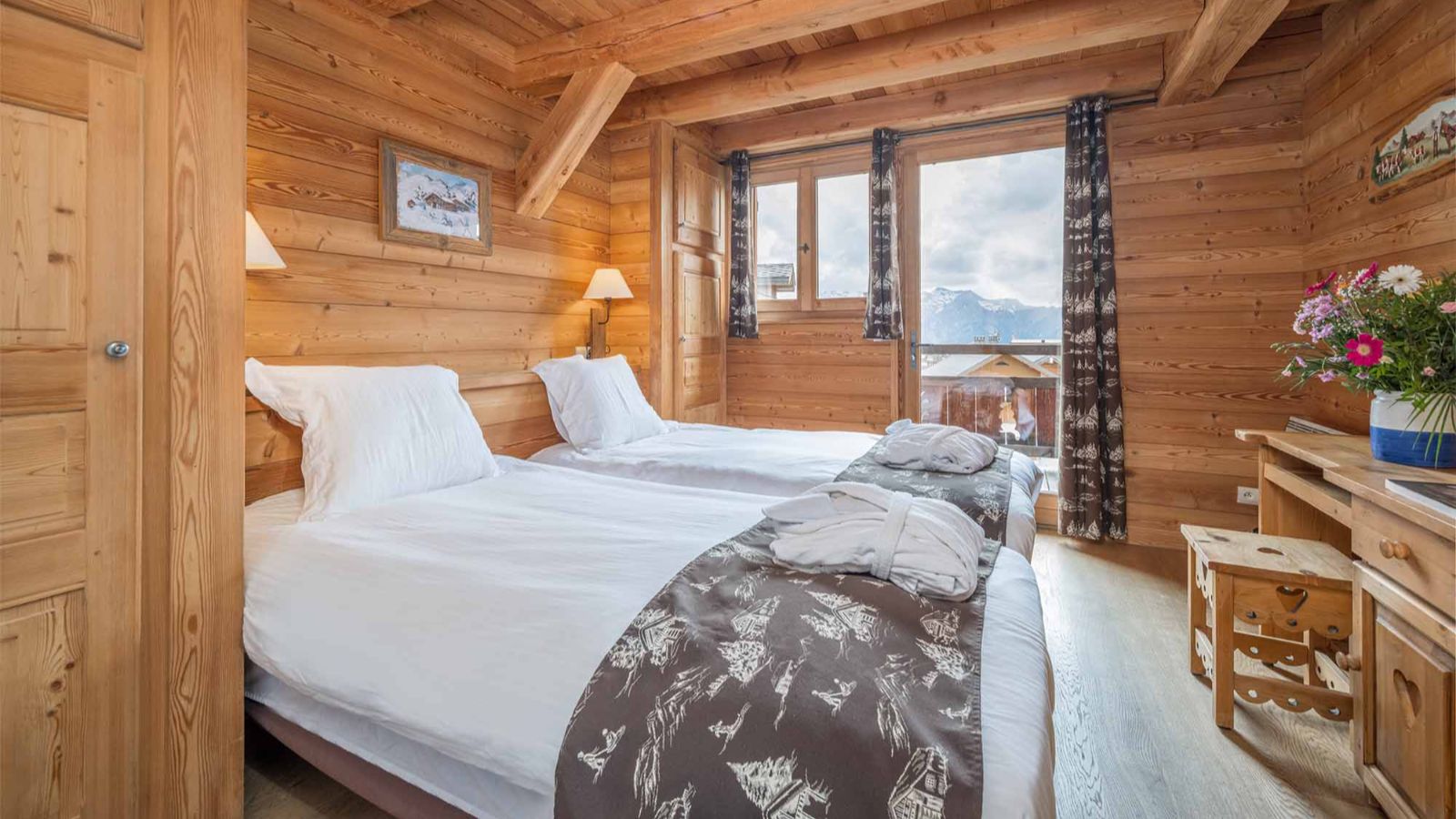 Luxury-Ski- Alped'Huez-ChaletLeManoir-Oxford Ski Company-Bedroom (3).jpg