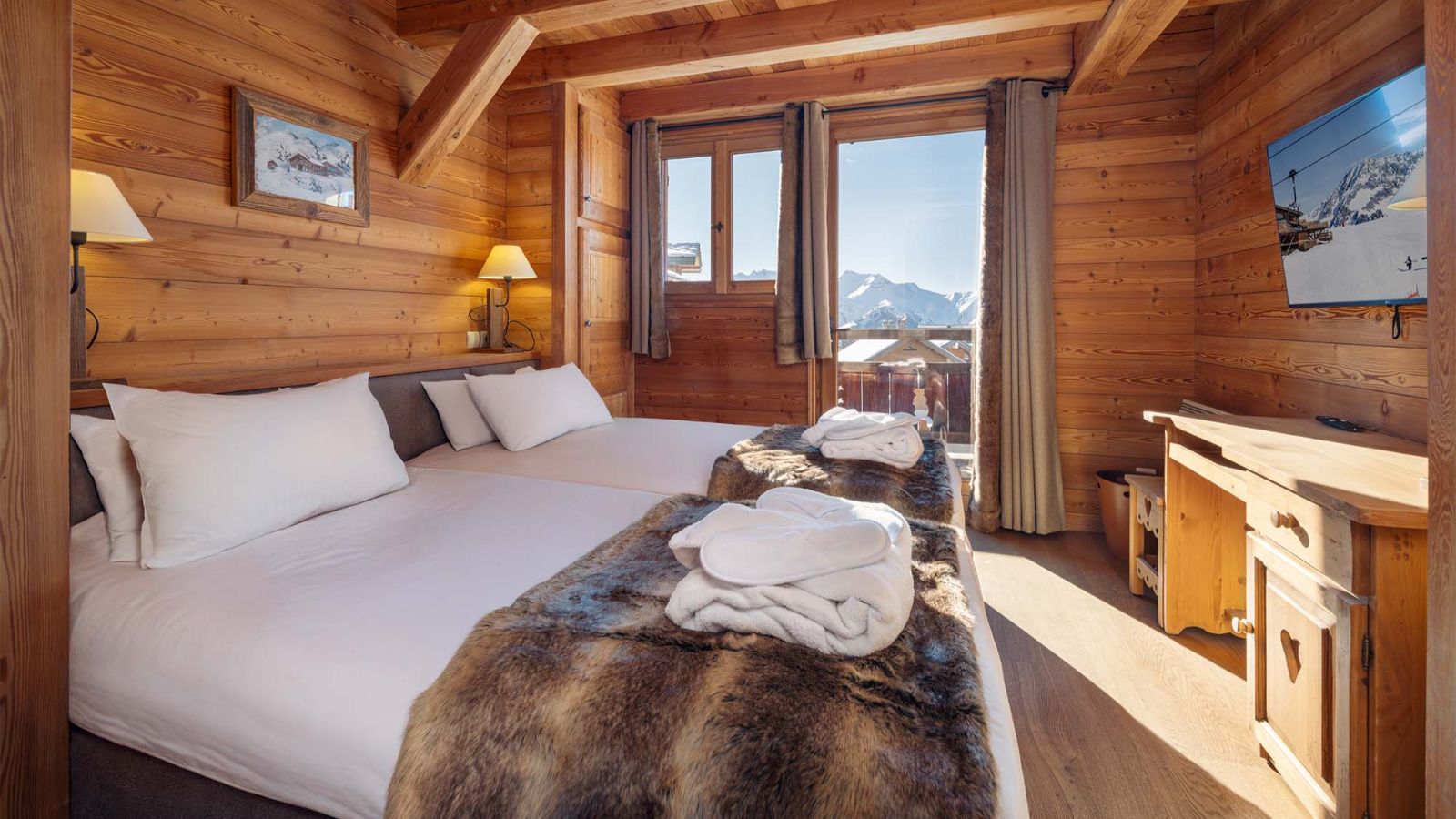Luxury-Ski- Alped'Huez-ChaletLeManoir-Oxford Ski Company-Bedroom (4).jpg