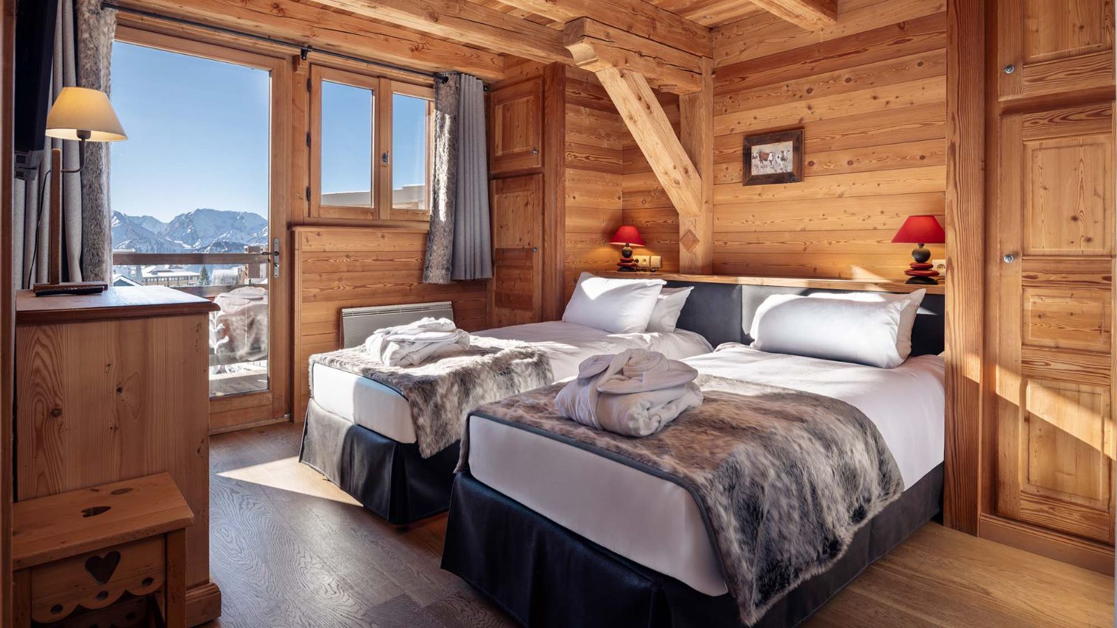 Luxury-Ski- Alped'Huez-ChaletLeManoir-Oxford Ski Company-Bedroom (5).jpg