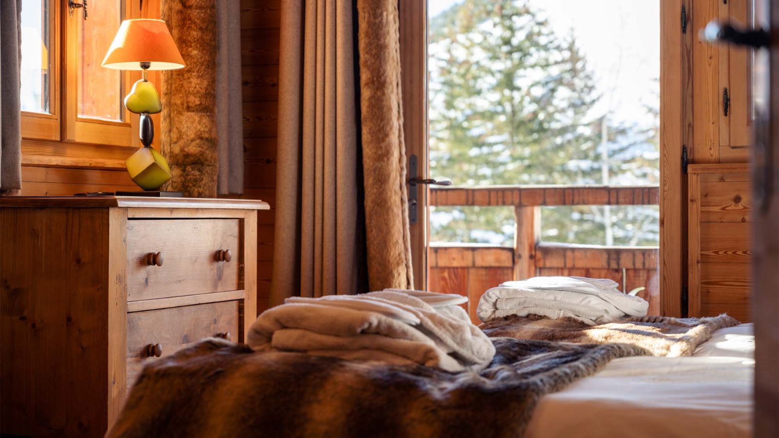 Luxury-Ski-Chalet-Alpe d'Huez-Chalet La Chapelle-Oxford Ski Company Bedroom (2).jpg