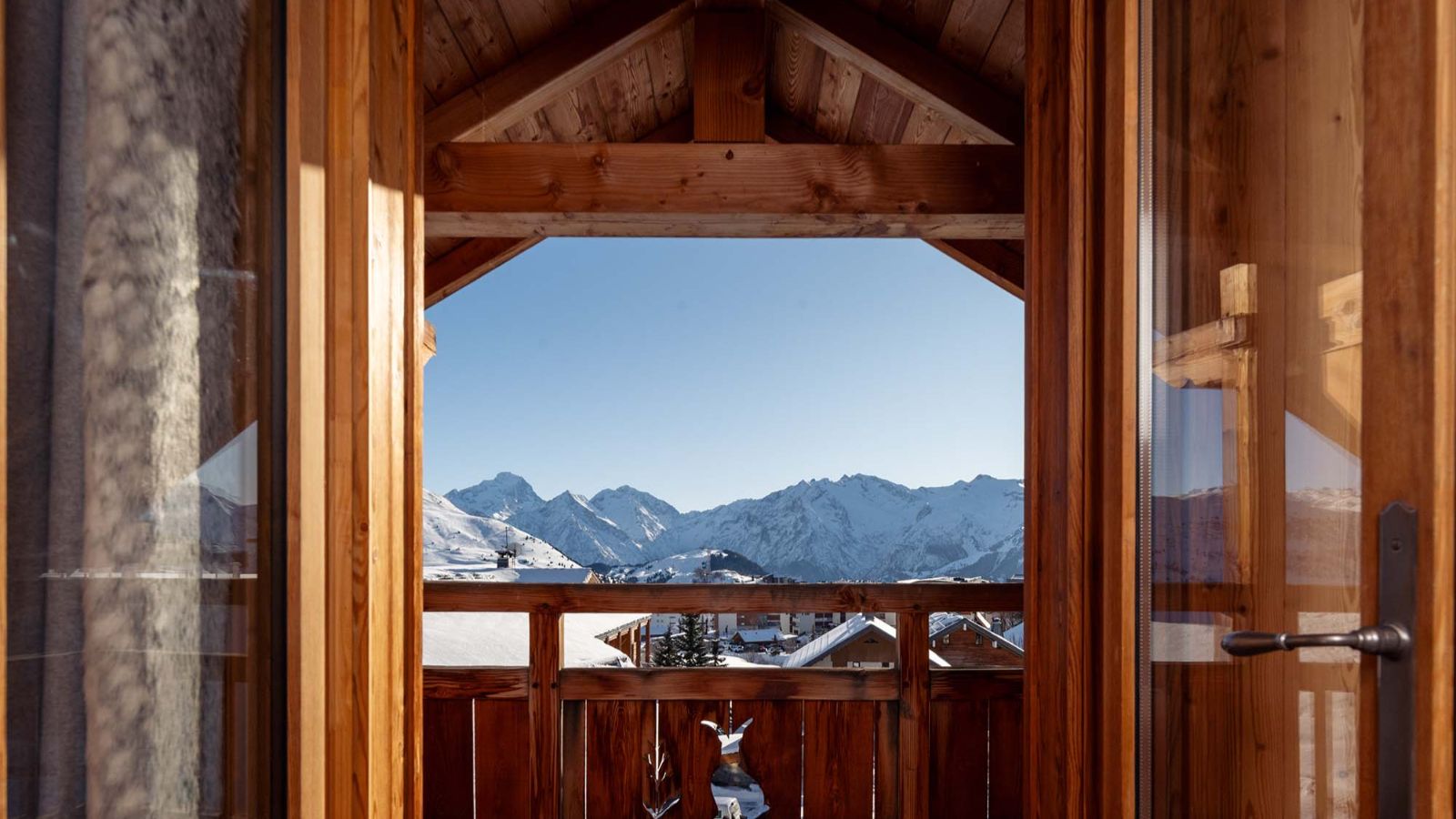 Luxury-Ski-Chalet-Alpe d'Huez-Chalet La Chapelle-Oxford Ski Company View ).jpg