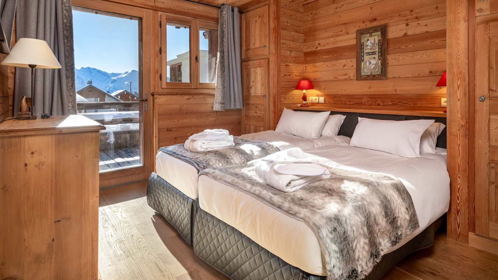 Luxury-Ski-Chalet-Alpe d'Huez-Chalet La Chapelle-Oxford Ski Company-Bedroom (2).jpg