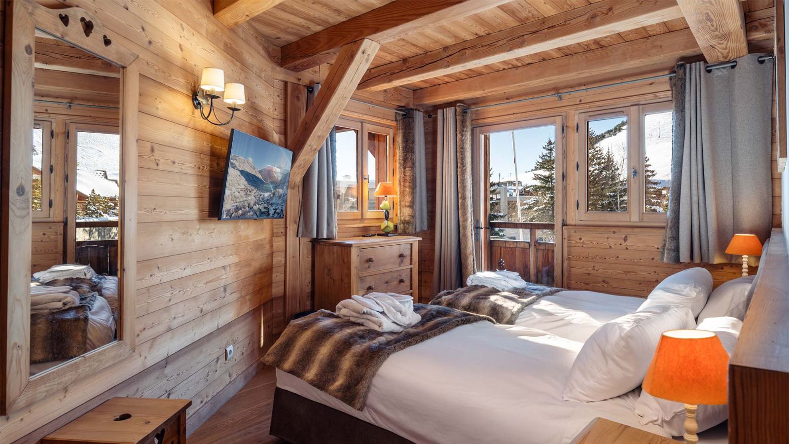 Luxury-Ski-Chalet-Alpe d'Huez-Chalet La Chapelle-Oxford Ski Company-Bedroom (3).jpg