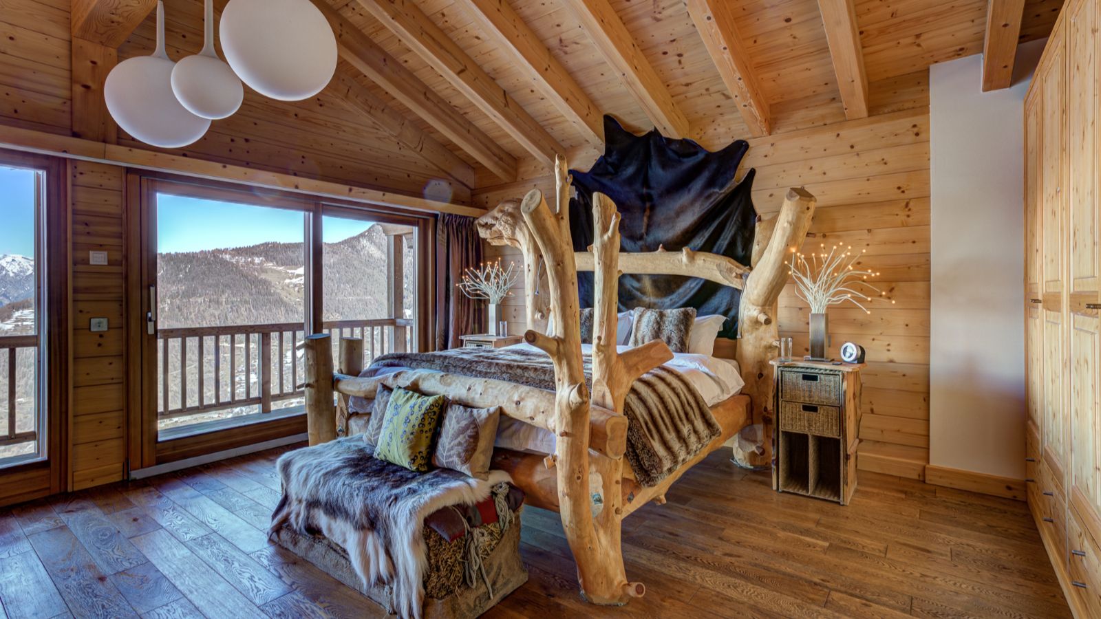 Luxury-Ski-LaTzoumaz-ChaletAuriane-Master bedroom 2.jpg