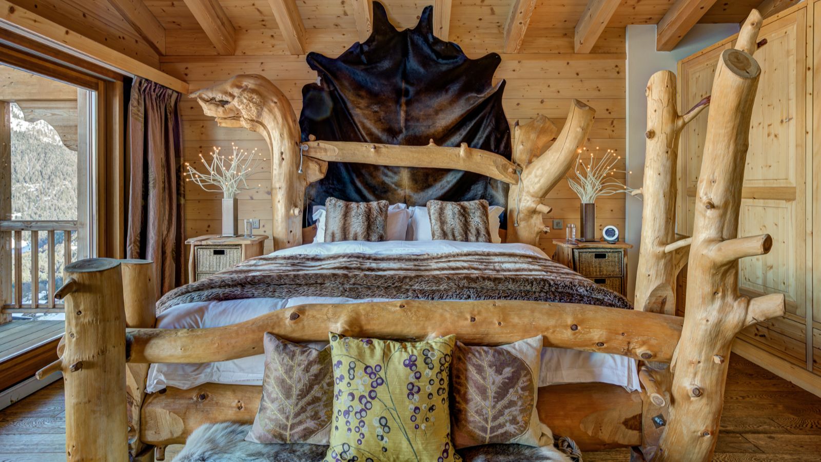 Luxury-Ski-LaTzoumaz-ChaletAuriane-Master bedroom.jpg