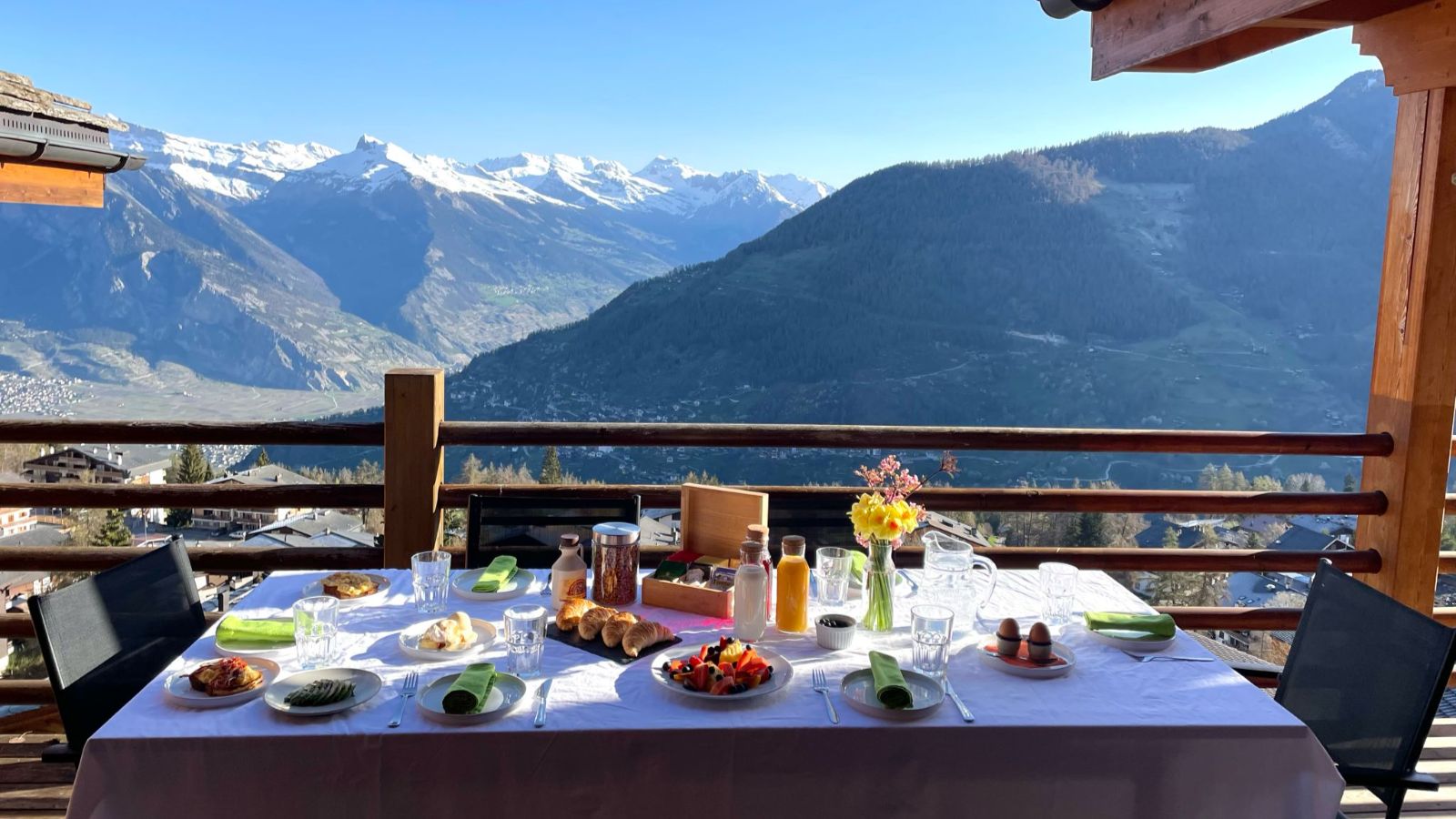 Luxury-Ski-LaTzoumaz-ChaletAuriane-Outddor breakfast.JPG