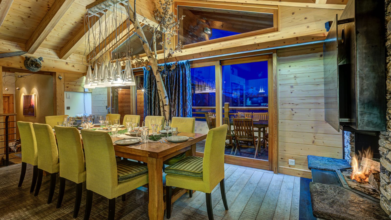 Luxury-Ski-LaTzoumaz-ChaletAuriane-Dining area.jpg