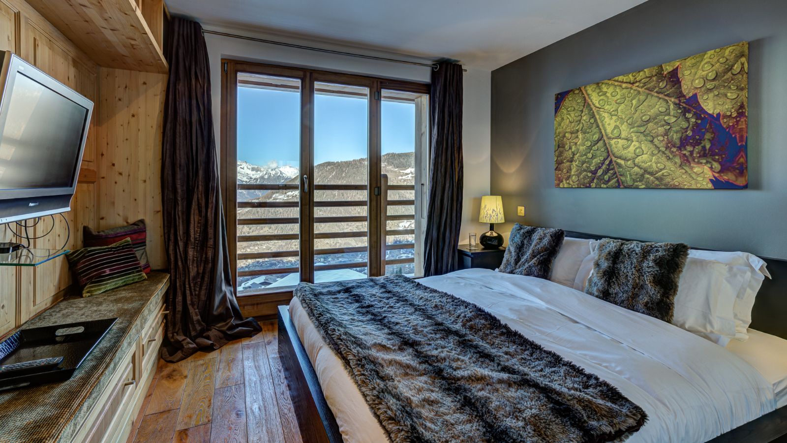 Luxury-Ski-LaTzoumaz-ChaletAuriane-Guest Bedroom 2.jpg