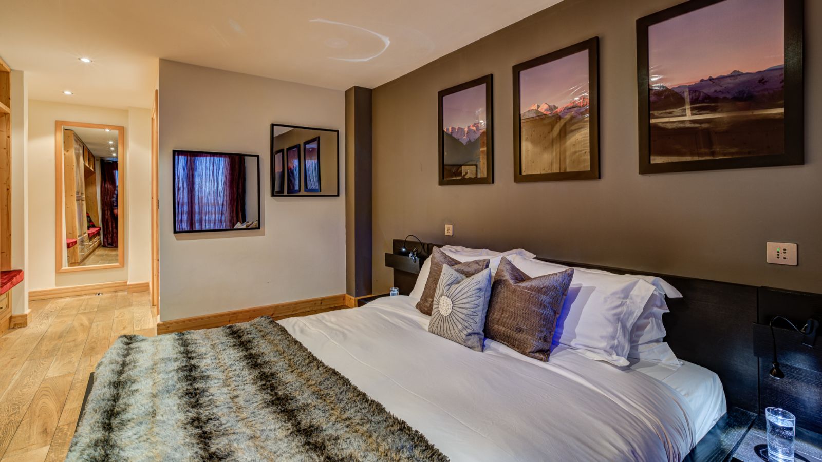 Luxury-Ski-LaTzoumaz-ChaletAuriane-Guest bedroom 3.jpg