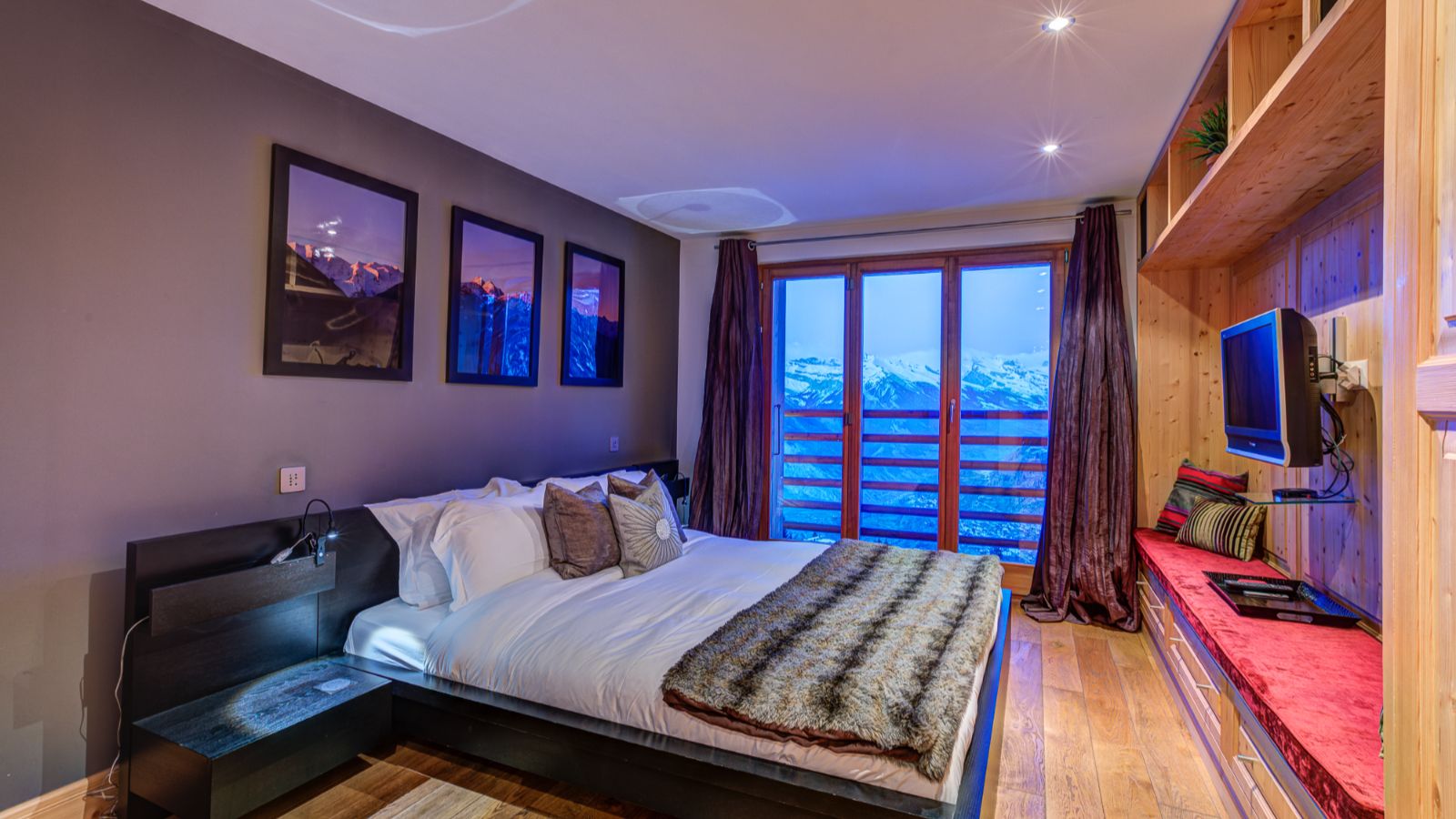Luxury-Ski-LaTzoumaz-ChaletAuriane-Guest Bedroom.jpg