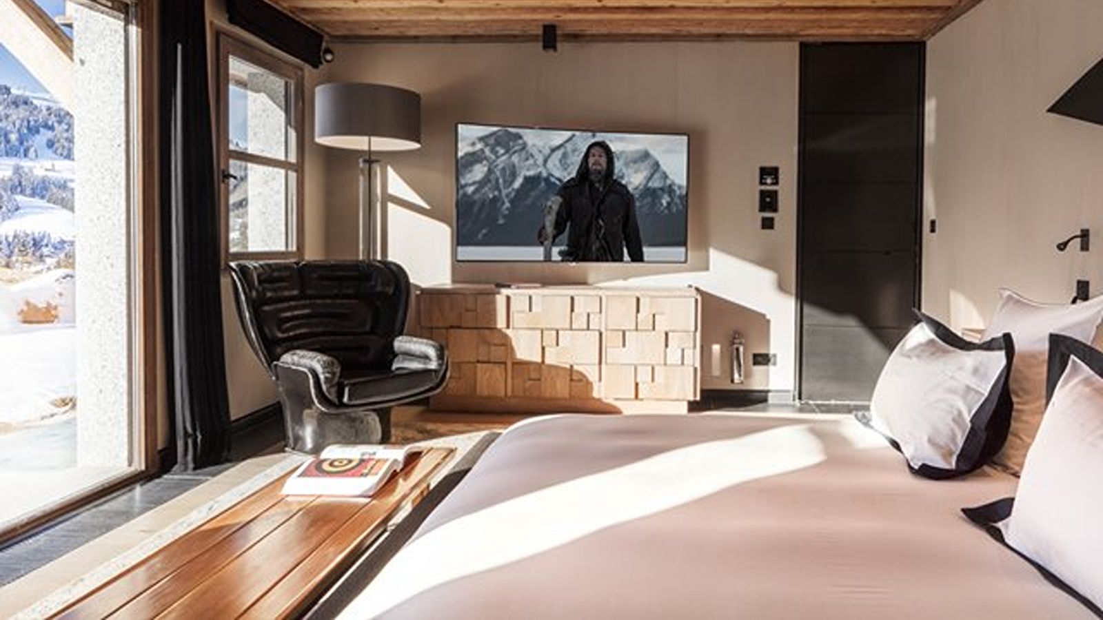 Luxury-Chalet-Megeve-Chalet-Isabella-Oxford-Ski-Company-Bedroom (2).jpg