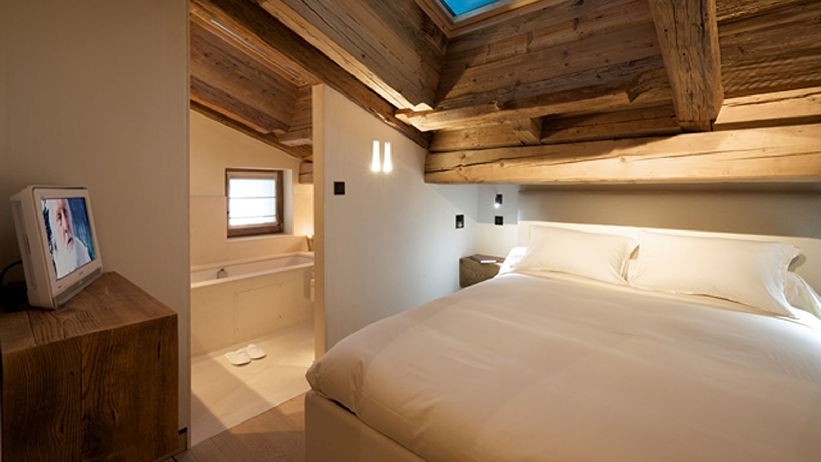 Luxury-Chalet-Megeve-Chalet-Isabella-Oxford-Ski-Company-Bedroom (3).jpg