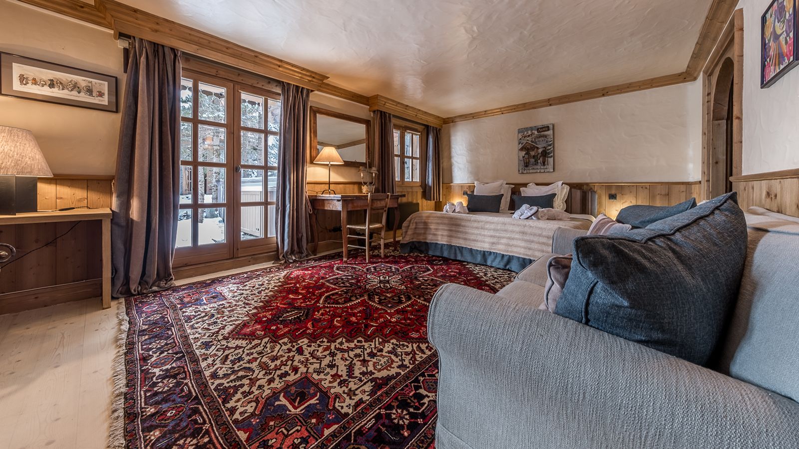 Luxury-Ski-Chalet-Courcheval-Chalet Pistache-Bedroom 3.jpg