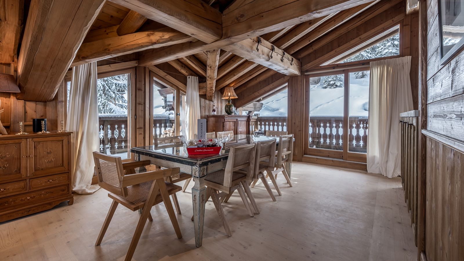 Luxury-Ski-Chalet-Courcheval-Chalet Pistache-Dining.jpg