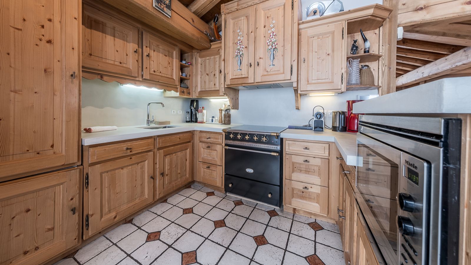 Luxury-Ski-Chalet-Courcheval-Chalet Pistache-Kitchen.jpg