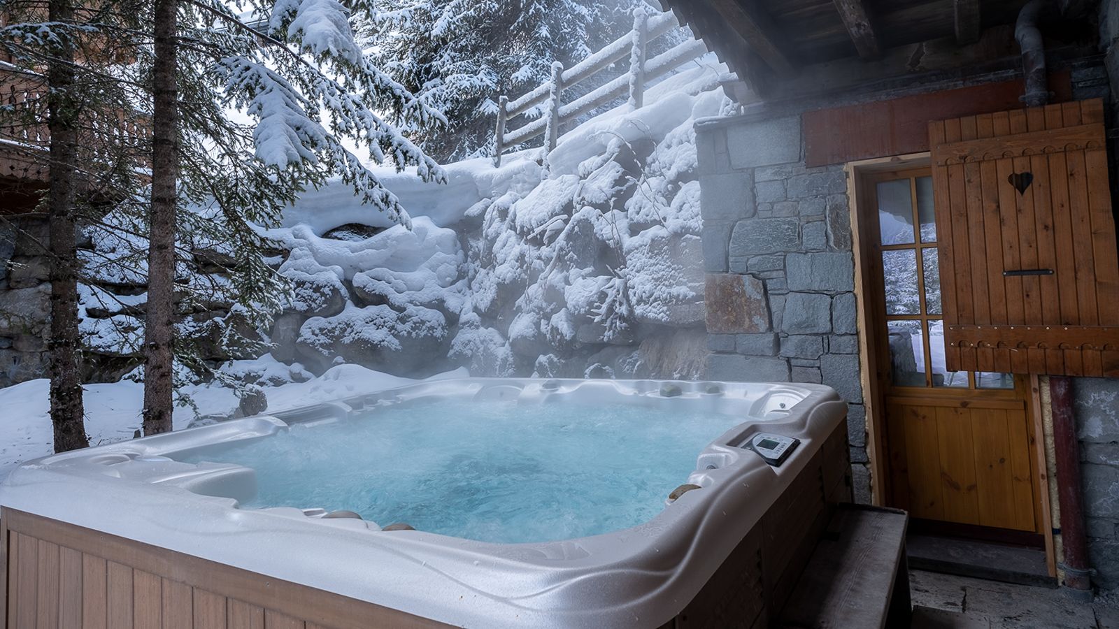 Luxury-Ski-Chalet-Courcheval-Chalet Pistache-Outdoor Hot tub 1.jpg