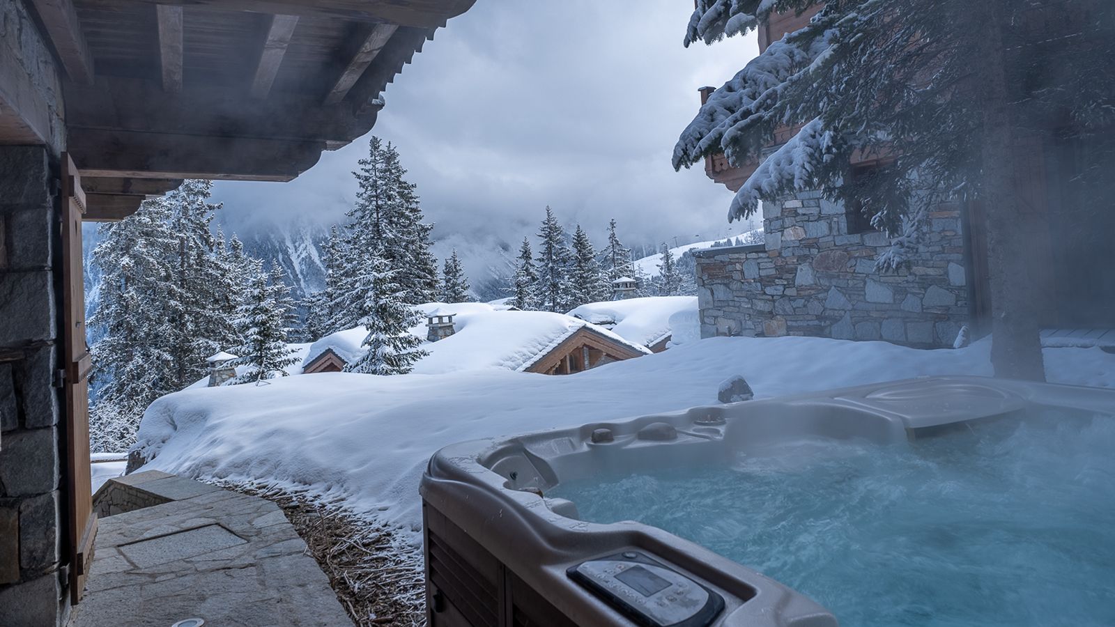 Luxury-Ski-Chalet-Courcheval-Chalet Pistache-Outdoor hot tub.jpg