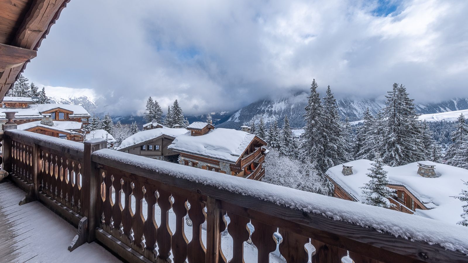 Luxury-Ski-Chalet-Courcheval-Chalet Pistache-Balcony view.jpg