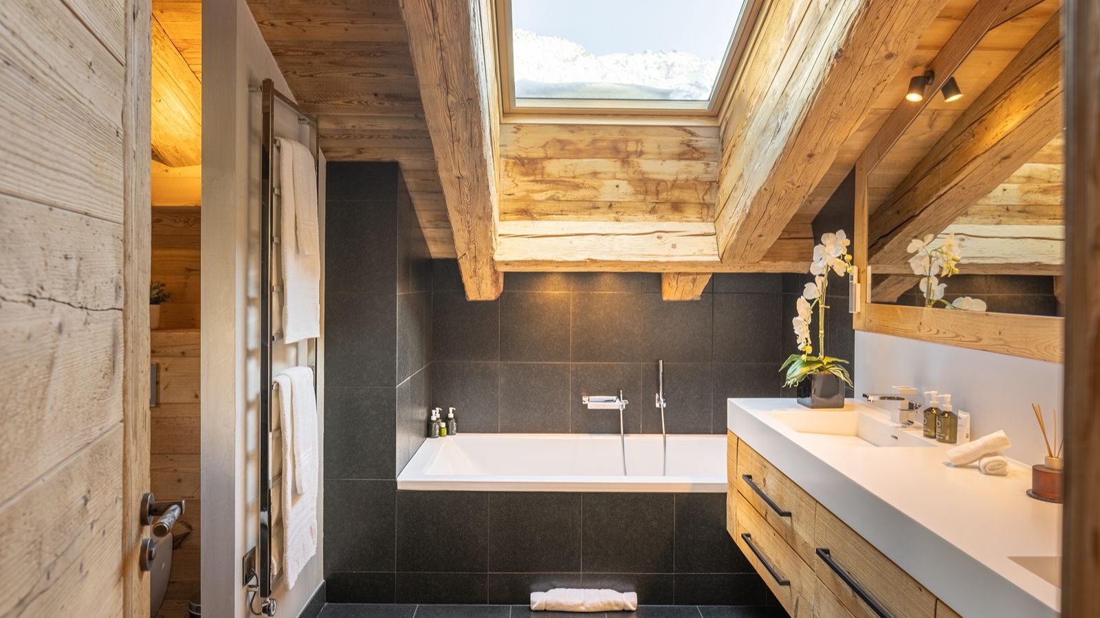 Luxury-Chalet-Verbier-Chalet Norte-OxfordSkiCompany-Bathroom.jpg