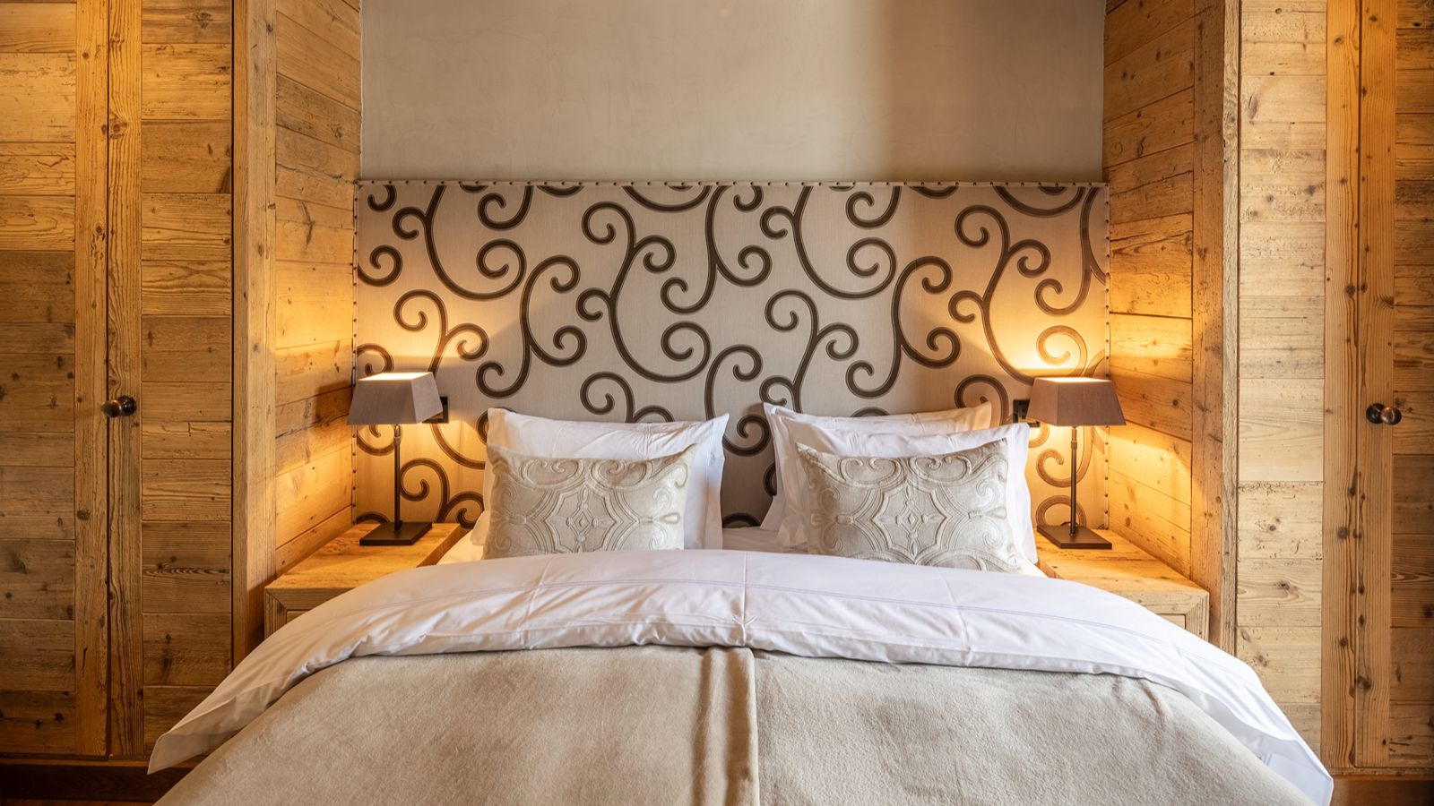 Luxury-Chalet-Verbier-Chalet Norte-OxfordSkiCompany-Bedroom (3).jpg