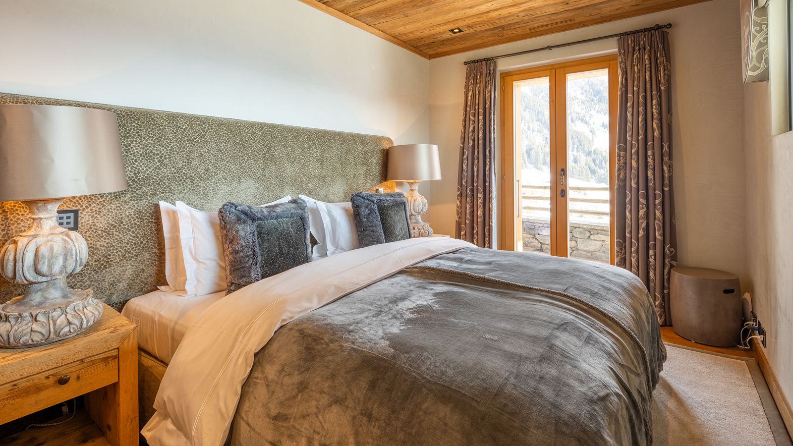 Luxury-Chalet-Verbier-Chalet Norte-OxfordSkiCompany-Bedroom.jpg