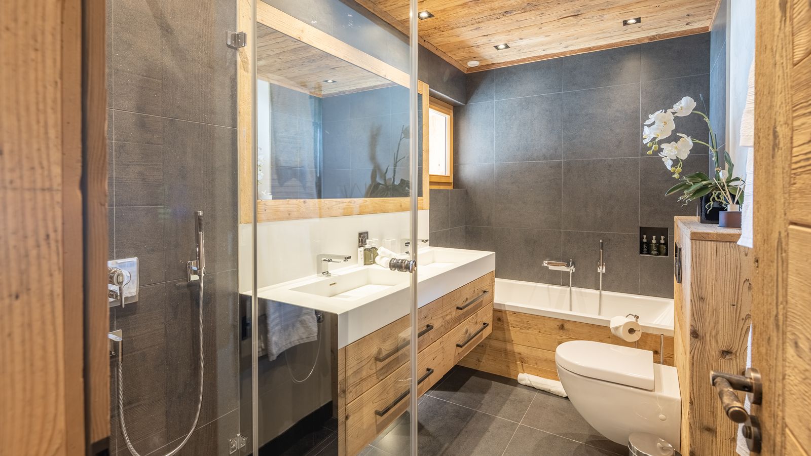 Luxury-Chalet-Verbier-Chalet Norte-OxfordSkiCompany-Bathroom (2).jpg