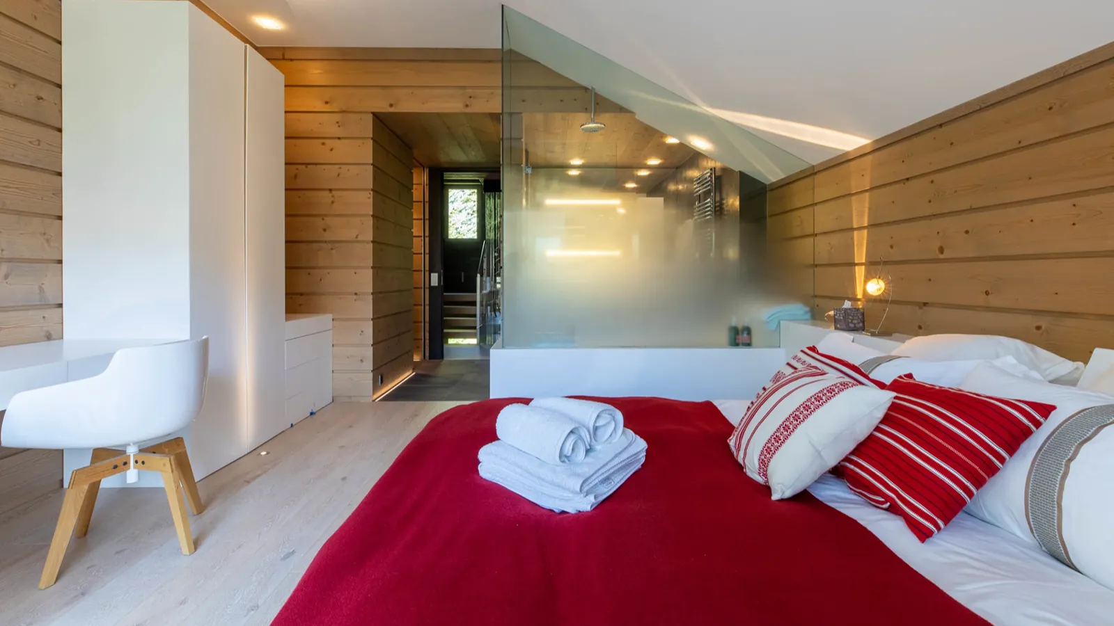 Luxury-Ski-Chalet-Chalet le Nolde-Oxford ski Company-Bedroom1.1.jpg