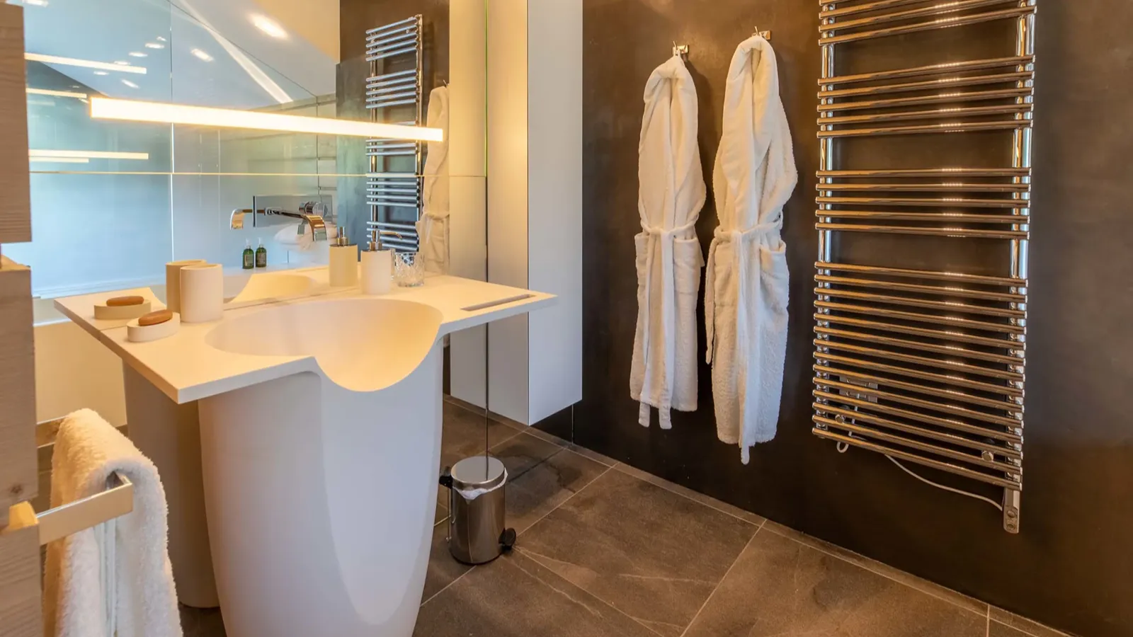 Luxury-Ski-Chalet-Chalet le Nolde-Oxford ski Company-Bathroom1.1.jpg