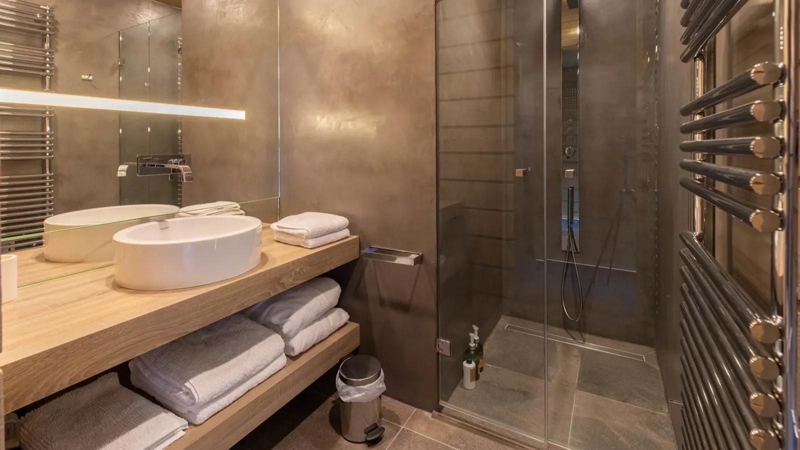 Luxury-Ski-Chalet-Chalet le Nolde-Oxford ski Company-Bathroom1.jpg