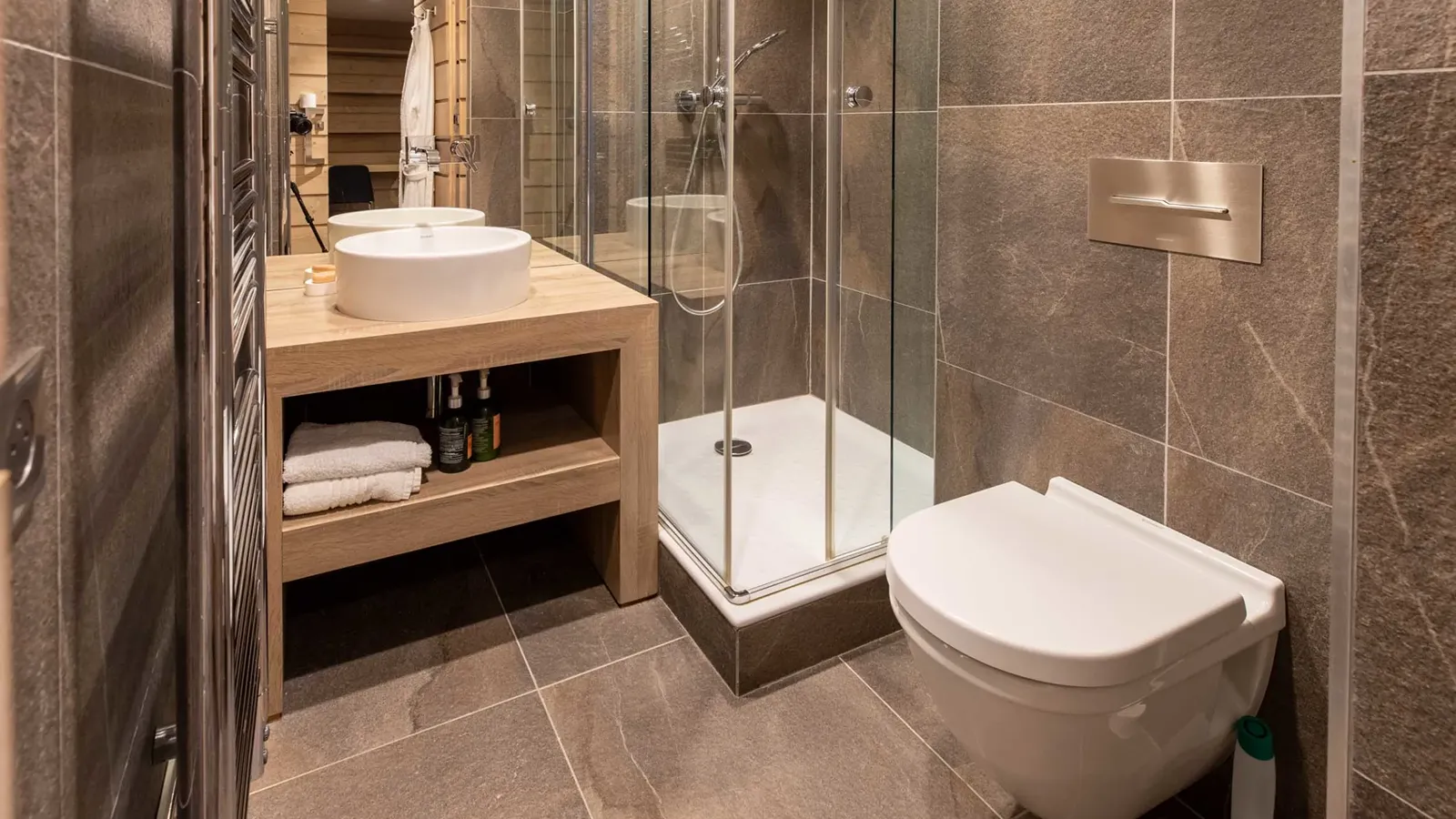 Luxury-Ski-Chalet-Chalet le Nolde-Oxford ski Company-Bathroom4.jpg