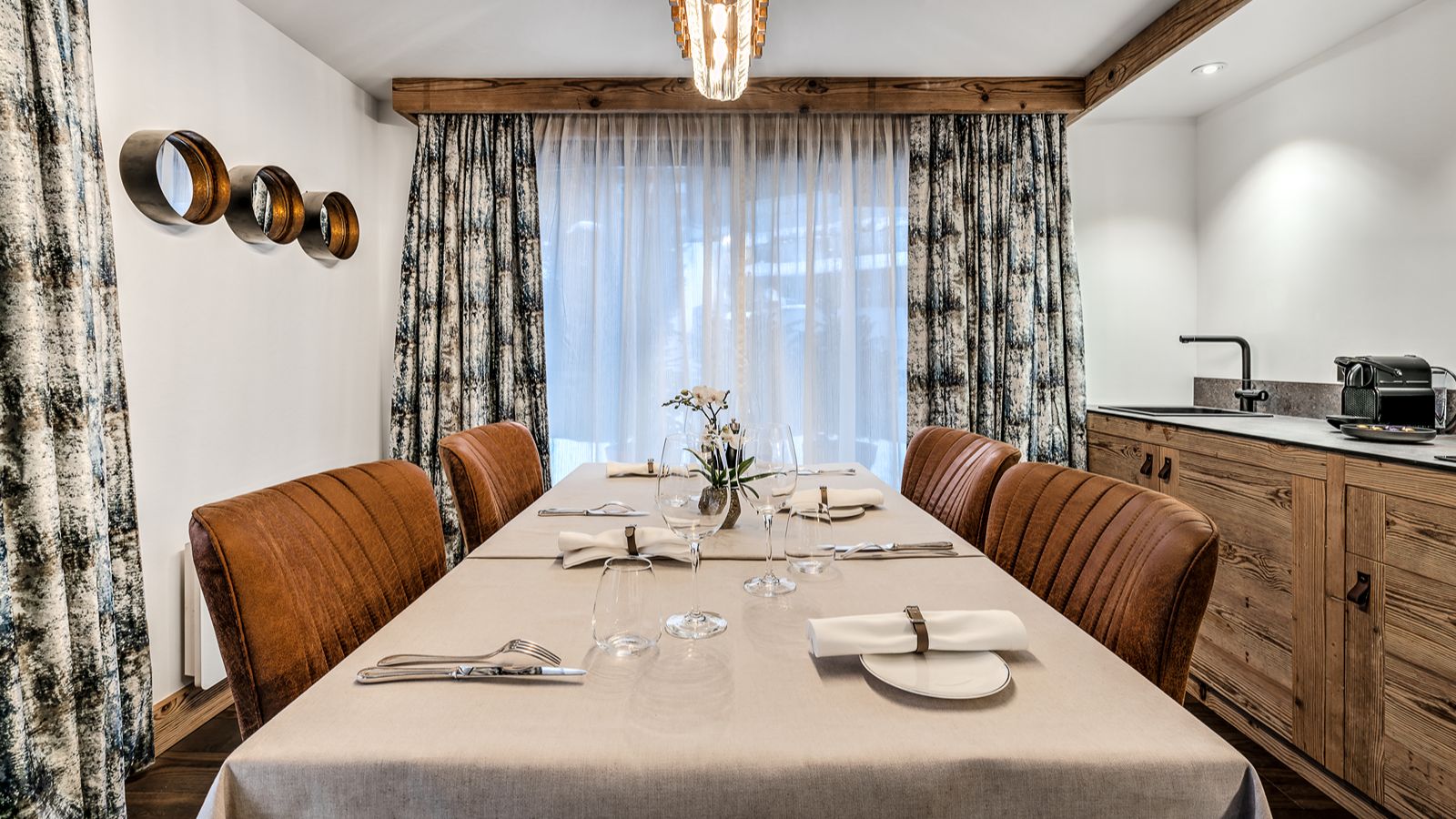 Luxury-Ski-Apartment-Three bedroomApartment La Sivoliere-Oxford Ski- Dining room (2).jpg