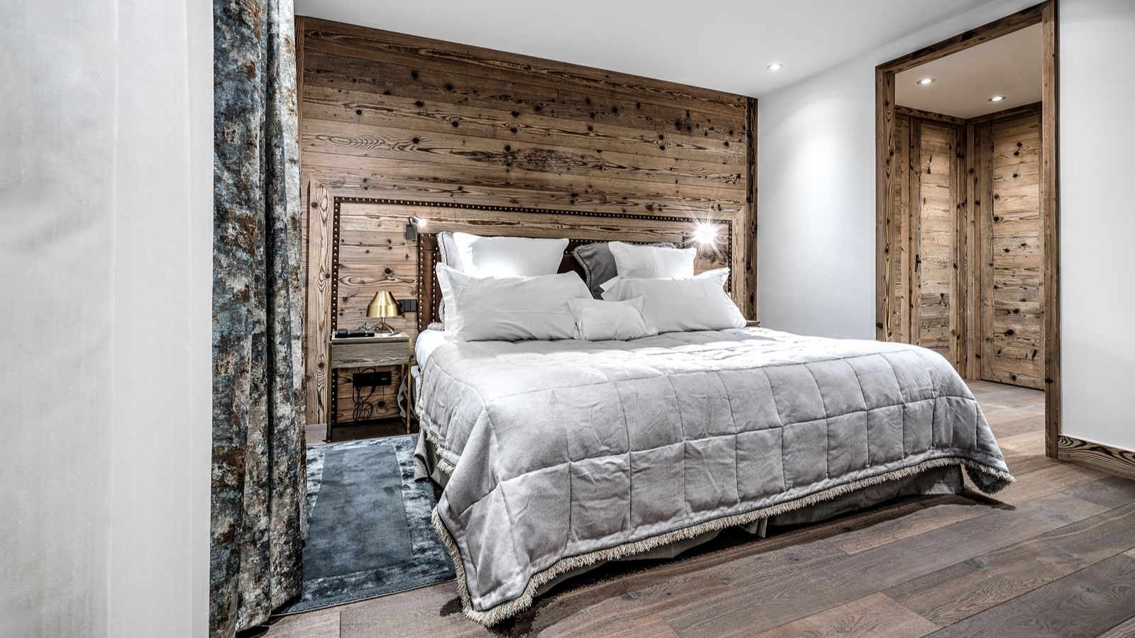 Luxury-Ski-Apartment-Three bedroomApartment La Sivoliere-Oxford Ski-Bedroom (4).jpg