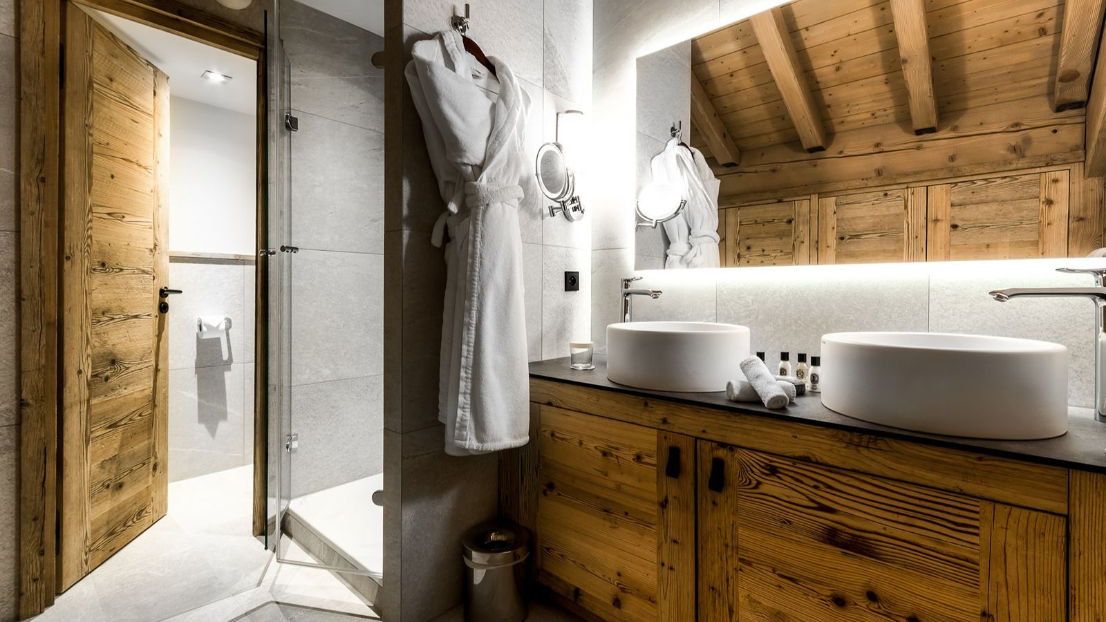 Luxury-Ski-Apartment-Three bedroomApartment La Sivoliere-Oxford Ski- Bathroom (2).jpg