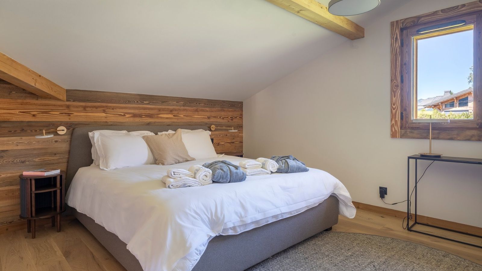 Luxury-Ski-Chalet-Les-Gets-Chalet-Magnolia-Oxford-Ski-Bedroom (12).jpg