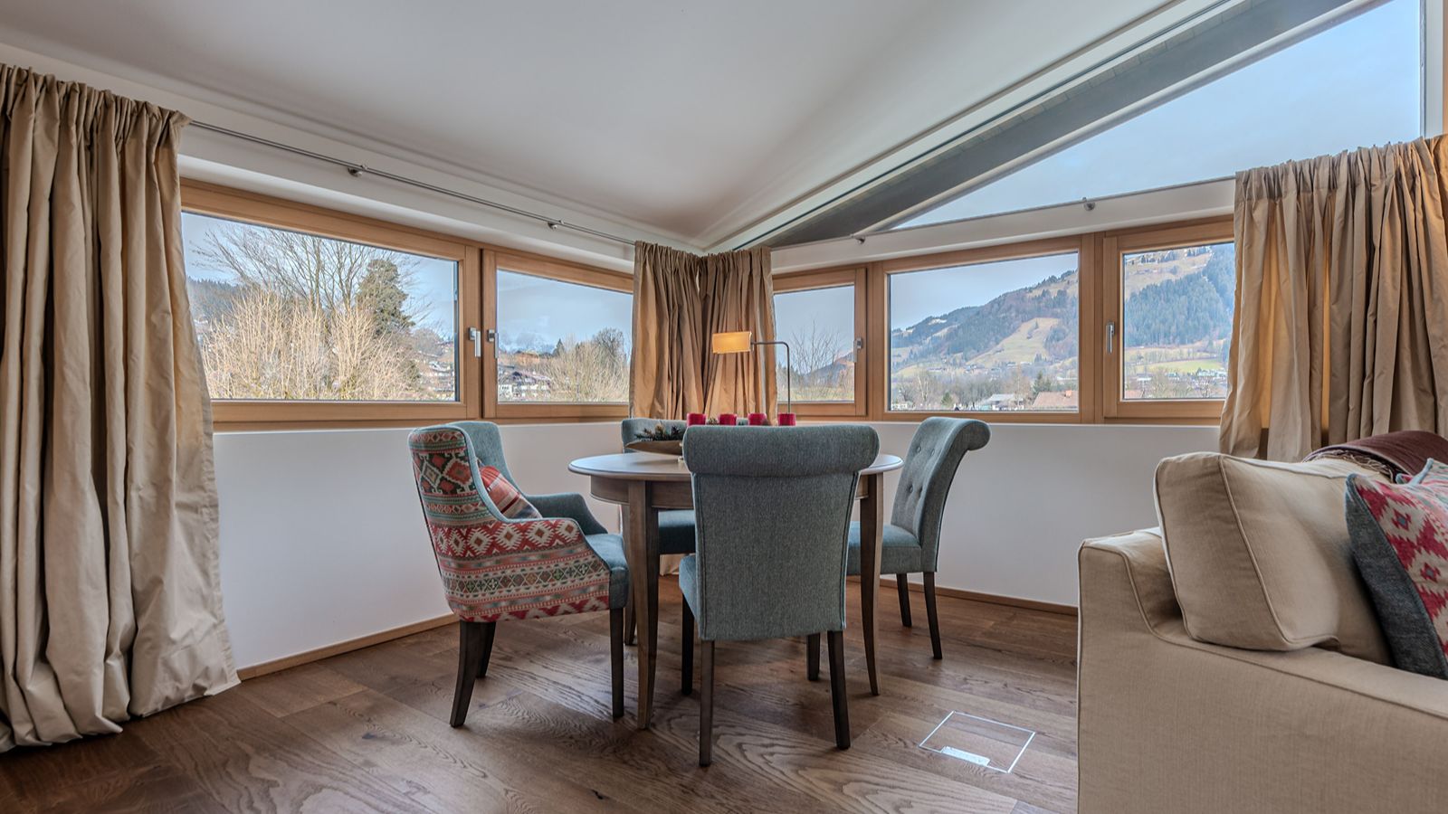 Luxury-Ski-Chalet- Kitzbhel-Apartment Tyrolia - Oxford Ski- Dining.jpg