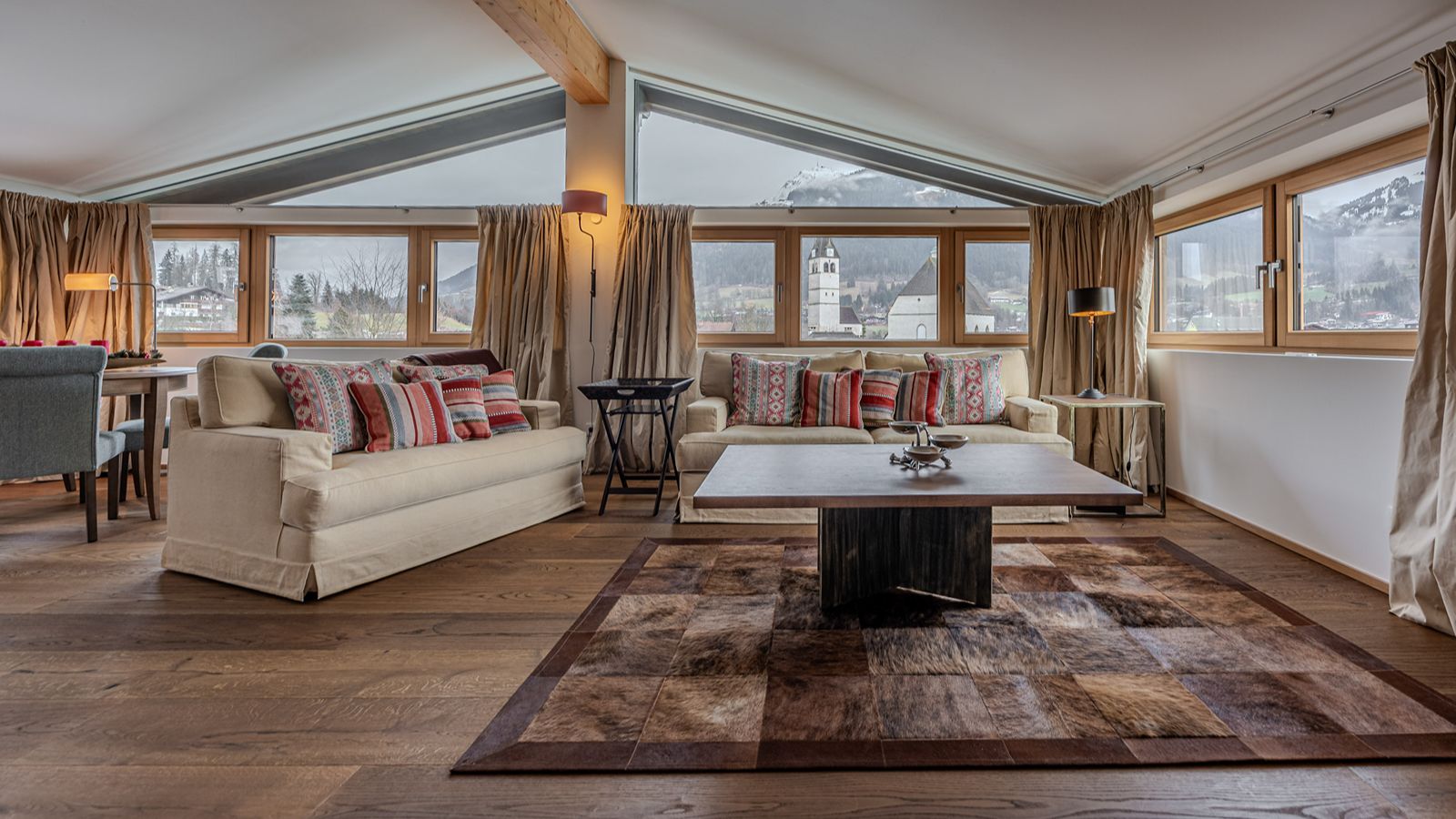 Luxury-Ski-Chalet- Kitzbhel-Apartment Tyrolia - Oxford Ski- Lounge.jpg