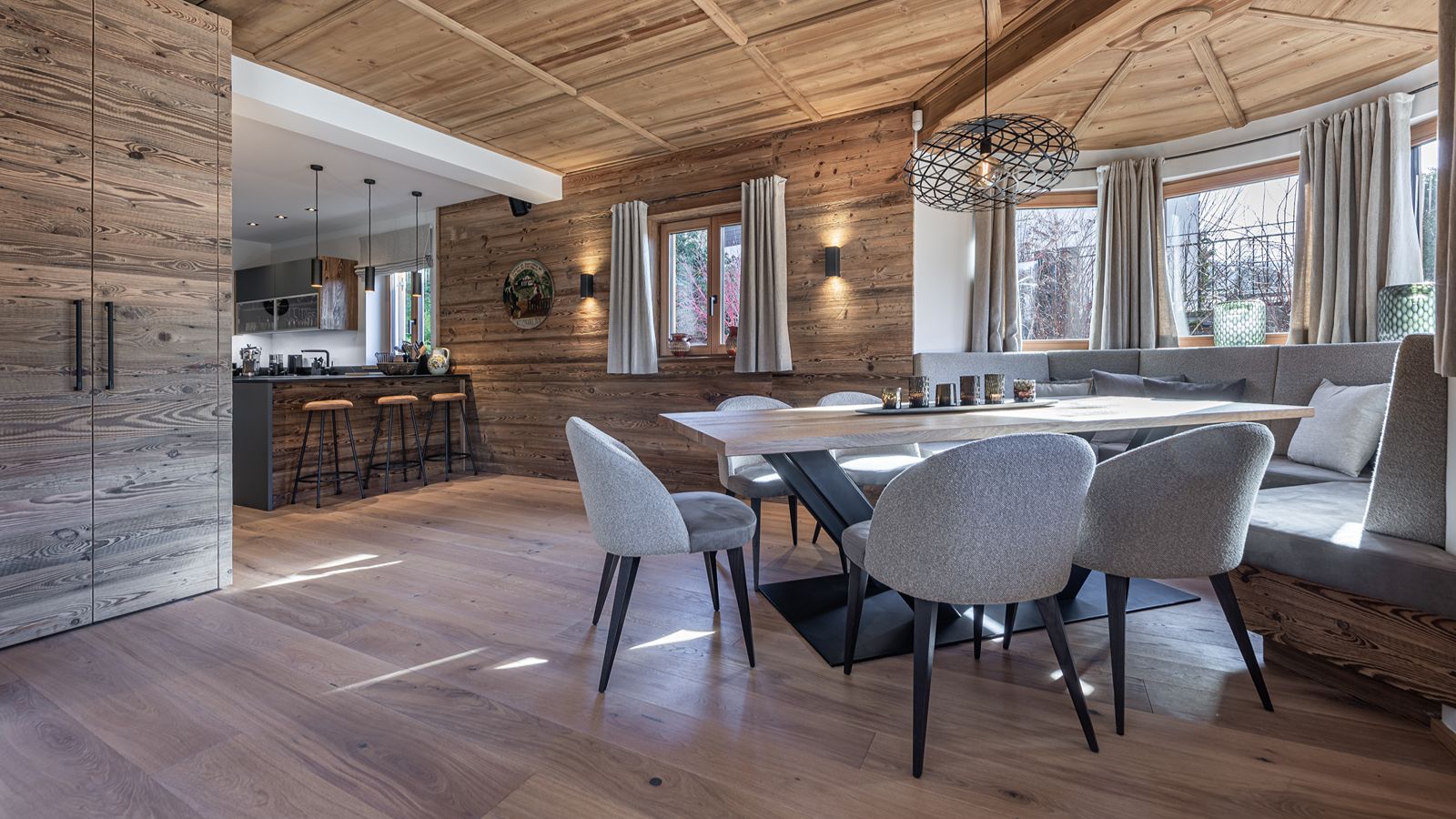 Luxury-Ski-Chalet-Kitzbuhel-Chalet-Aschbach-Oxford-ski-Company-Dining (2).jpg