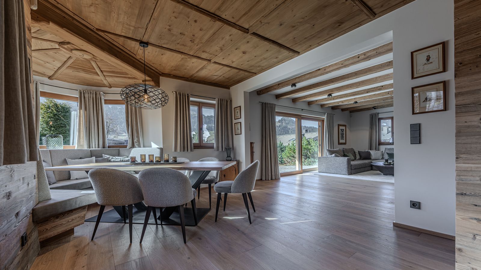 Luxury-Ski-Chalet-Kitzbuhel-Chalet-Aschbach-Oxford-ski-Company-Dining (3).jpg
