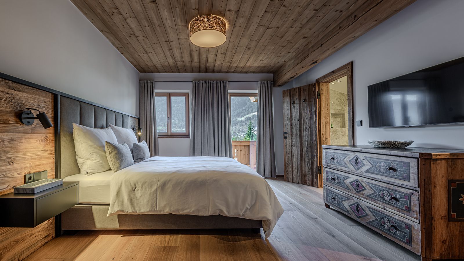 Luxury-Ski-Chalet-Kitzbuhel-Chalet-Aschbach-Oxford-ski-Company-Bedroom (2).jpg