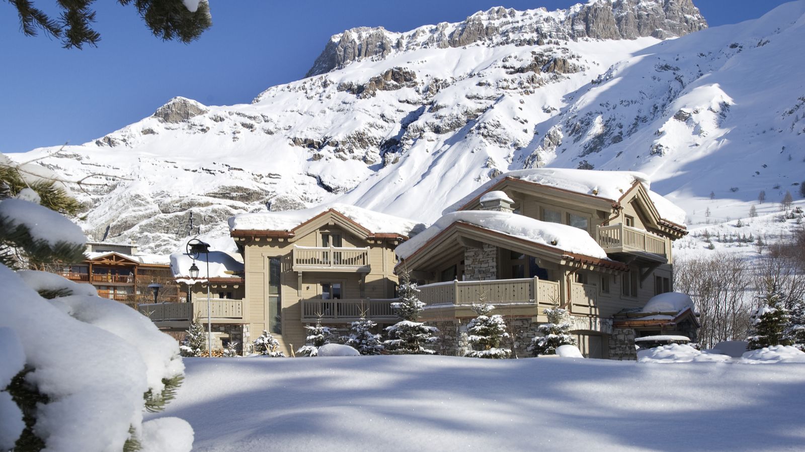 Luxury-Ski-Chalet -Val d′Isere-Black Pearl - Oxford Ski Company- Chalet (3).jpg
