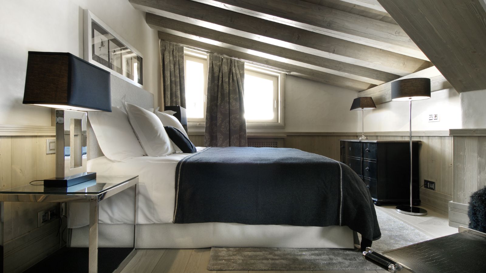 Luxury-Ski-Chalet -Val d′Isere-Black Pearl - Oxford Ski Company-Bedroom.jpg