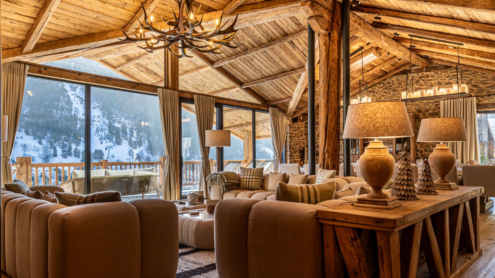 Luxury-Ski-Andorra-Xalet Valira-Oxford-Ski-Company-lounge.jpg
